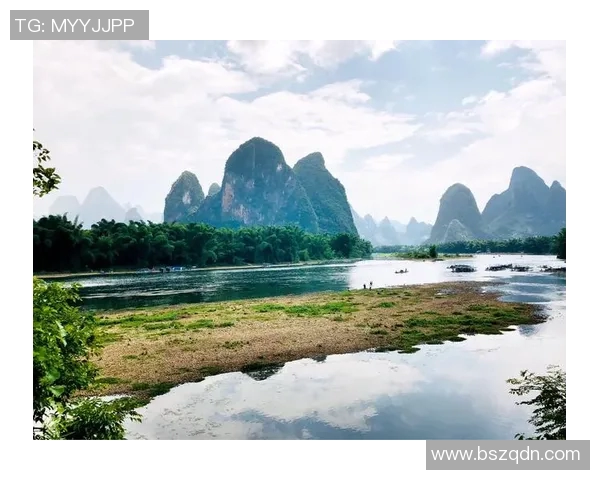 足球明星如画卷般绚丽多彩展现他们的激情与荣耀 足球明星如画卷般绚丽多彩展现他们的激情与荣耀