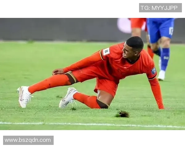 足球明星比赛中鞋子损坏瞬间曝光引发球迷热议与关注 足球明星比赛中鞋子损坏瞬间曝光引发球迷热议与关注