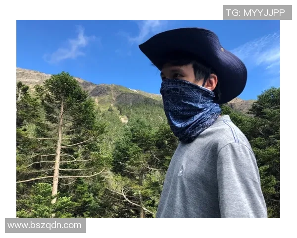 足球明星用半个浴巾展现魅力瞬间引发热议时尚与运动的完美结合